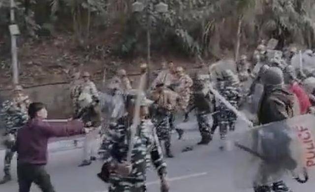 皇冠信用网出租足球_面对大批印度军警皇冠信用网出租足球，藏南民众高喊要回归中国？这里面有多少水分