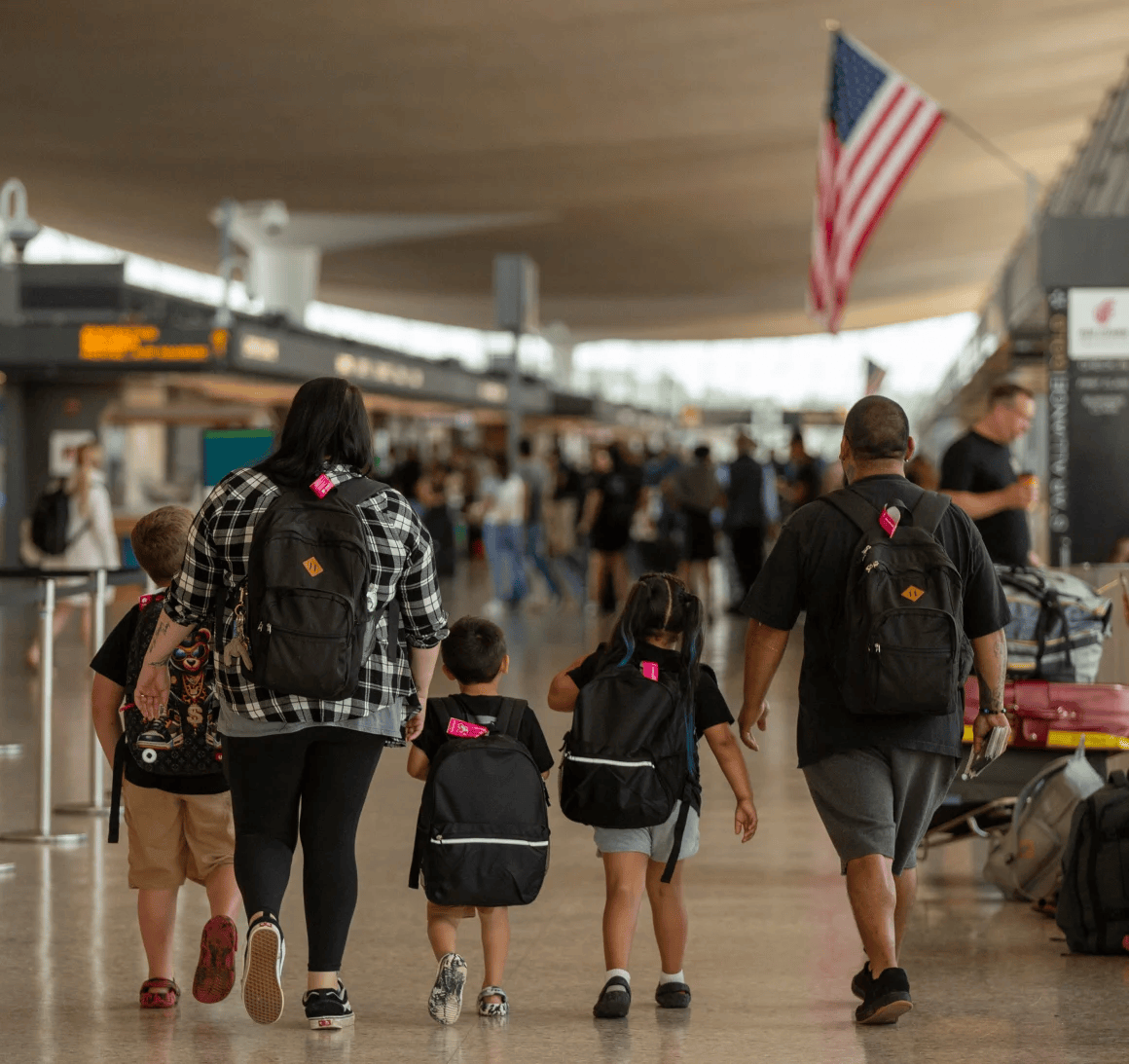 五大联赛所属的国家
_一家人自愿被驱逐出美国:“留在这里是一场赌博”
