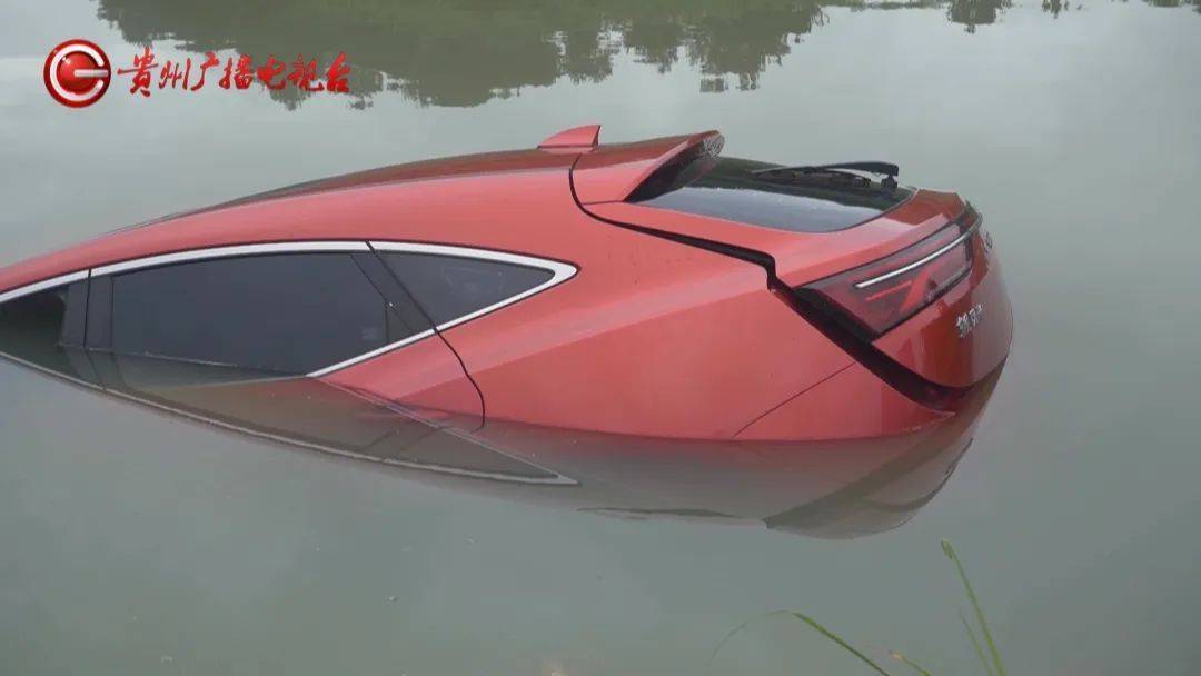 英超足球联赛_贵阳一男子连人带车冲进鱼塘！塘主：鱼死了不少英超足球联赛，车主：我当时正在……