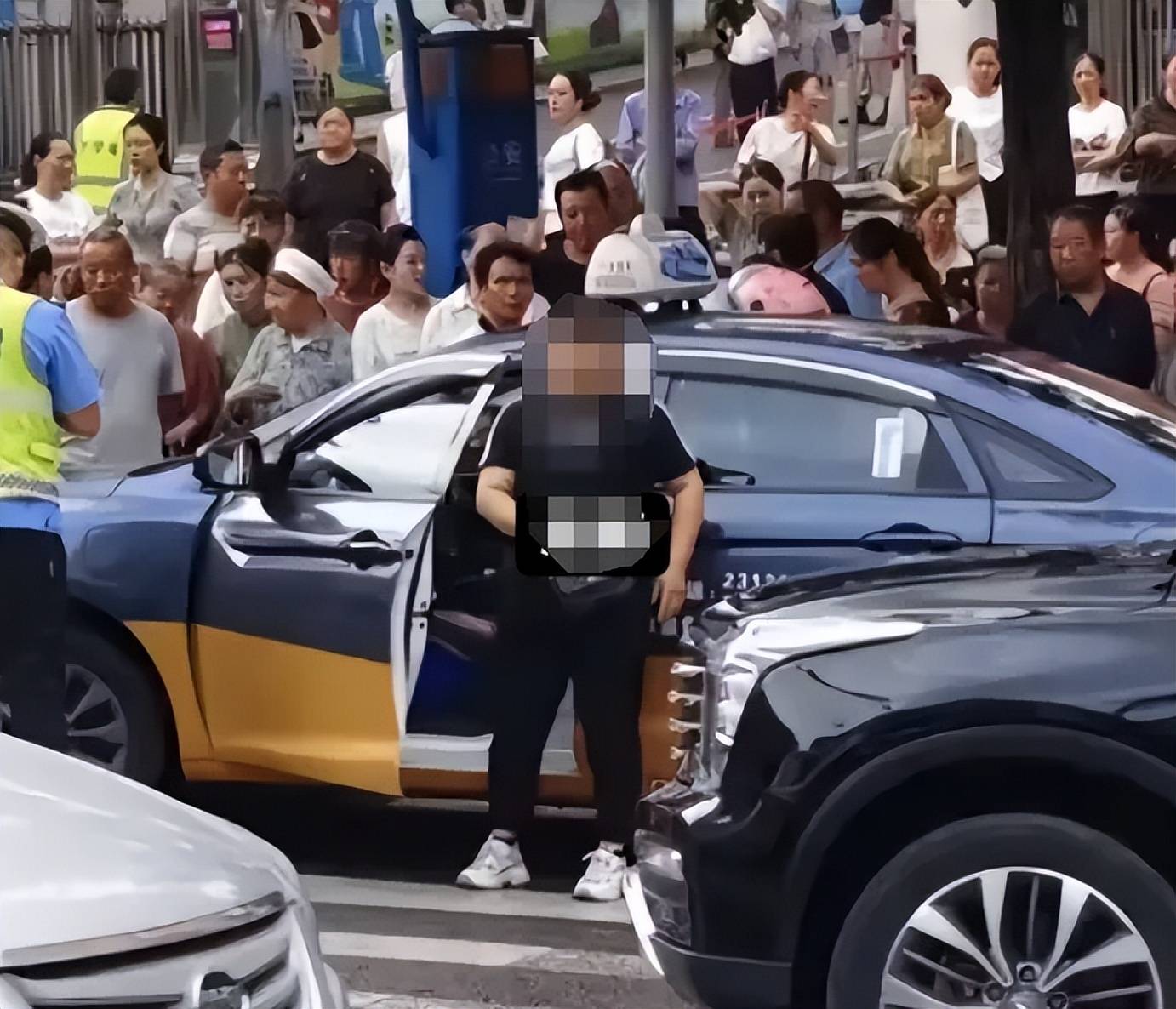 皇冠足球平台代理_警方通报“贵州8岁女童过斑马线被出租车撞倒身亡”:46岁女子被刑拘皇冠足球平台代理,不存在二次碾压