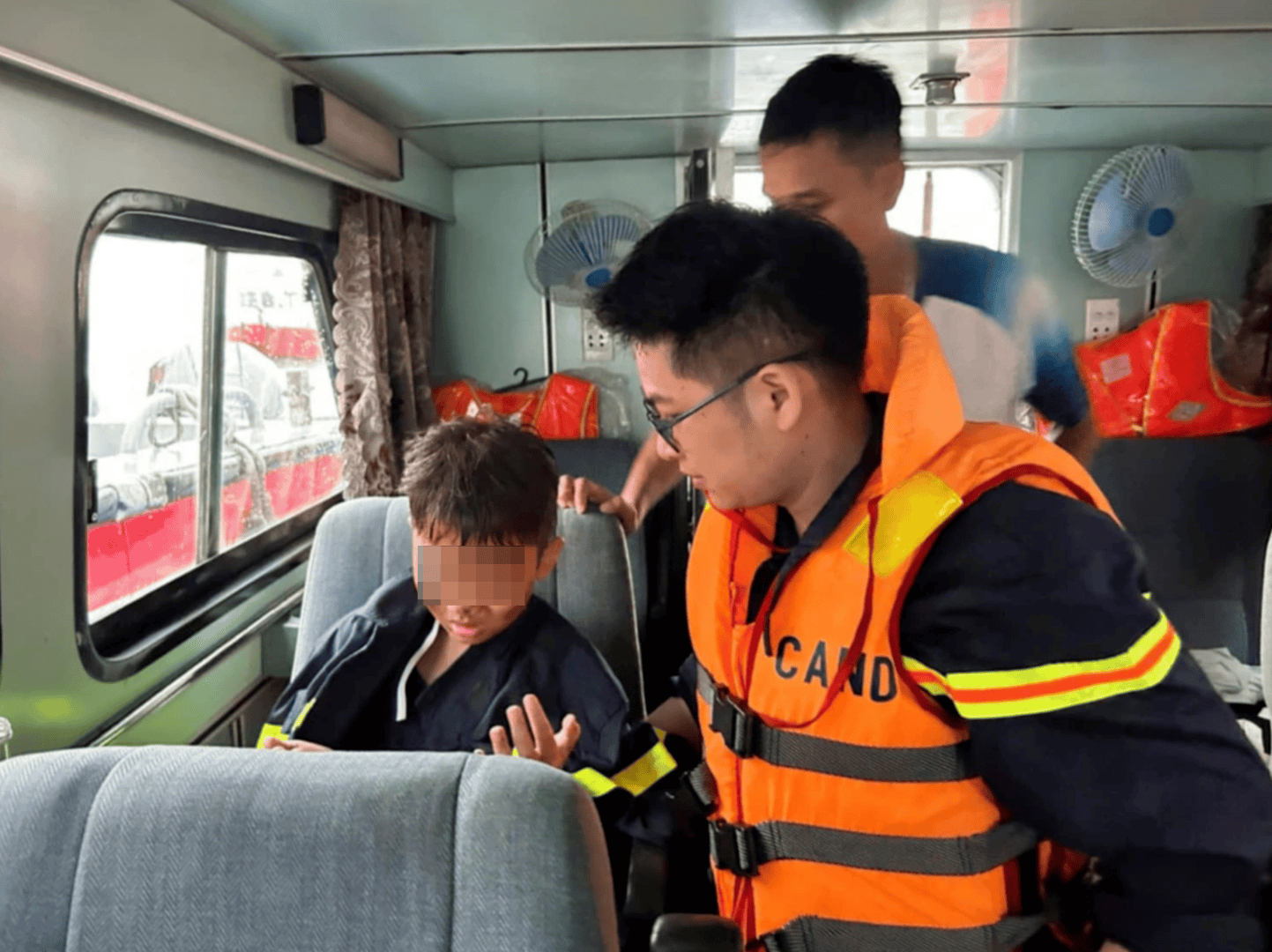 皇冠信用網押金多少_雷暴突袭！越南游船倾覆已致34死皇冠信用網押金多少，有男孩4小时后获救，山峰被雷电击中起火