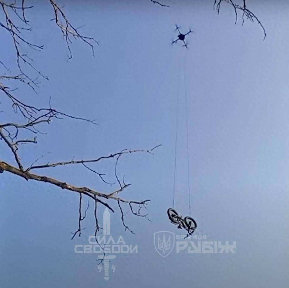 皇冠信用网申请_乌军称救出一名被困俄军后方的士兵：用无人机空投电动自行车