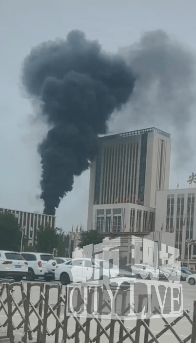 皇冠足球平台代理_山西太原一办公大楼起火皇冠足球平台代理，现场浓烟滚滚，黑烟冲天，目击者：里面有人在来回跑