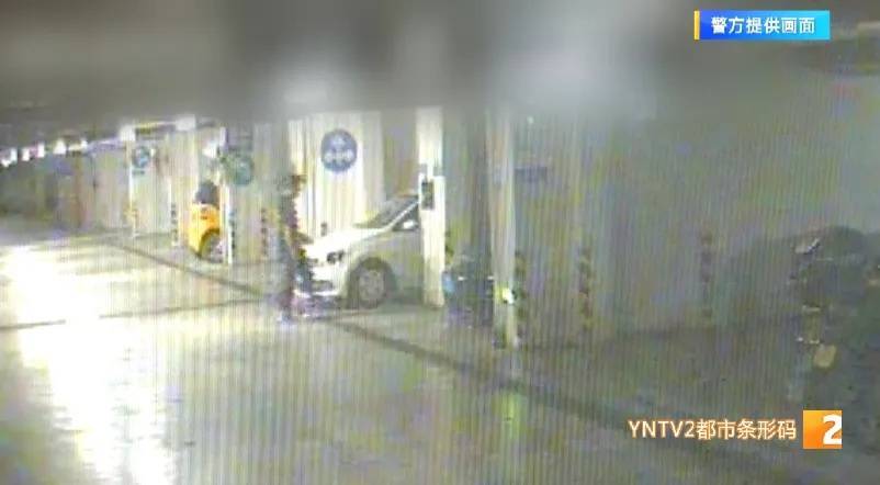 英格兰超级联赛_凌晨怪事！男子提着茅台袋子在车库英格兰超级联赛，翻垃圾桶竟为了.....