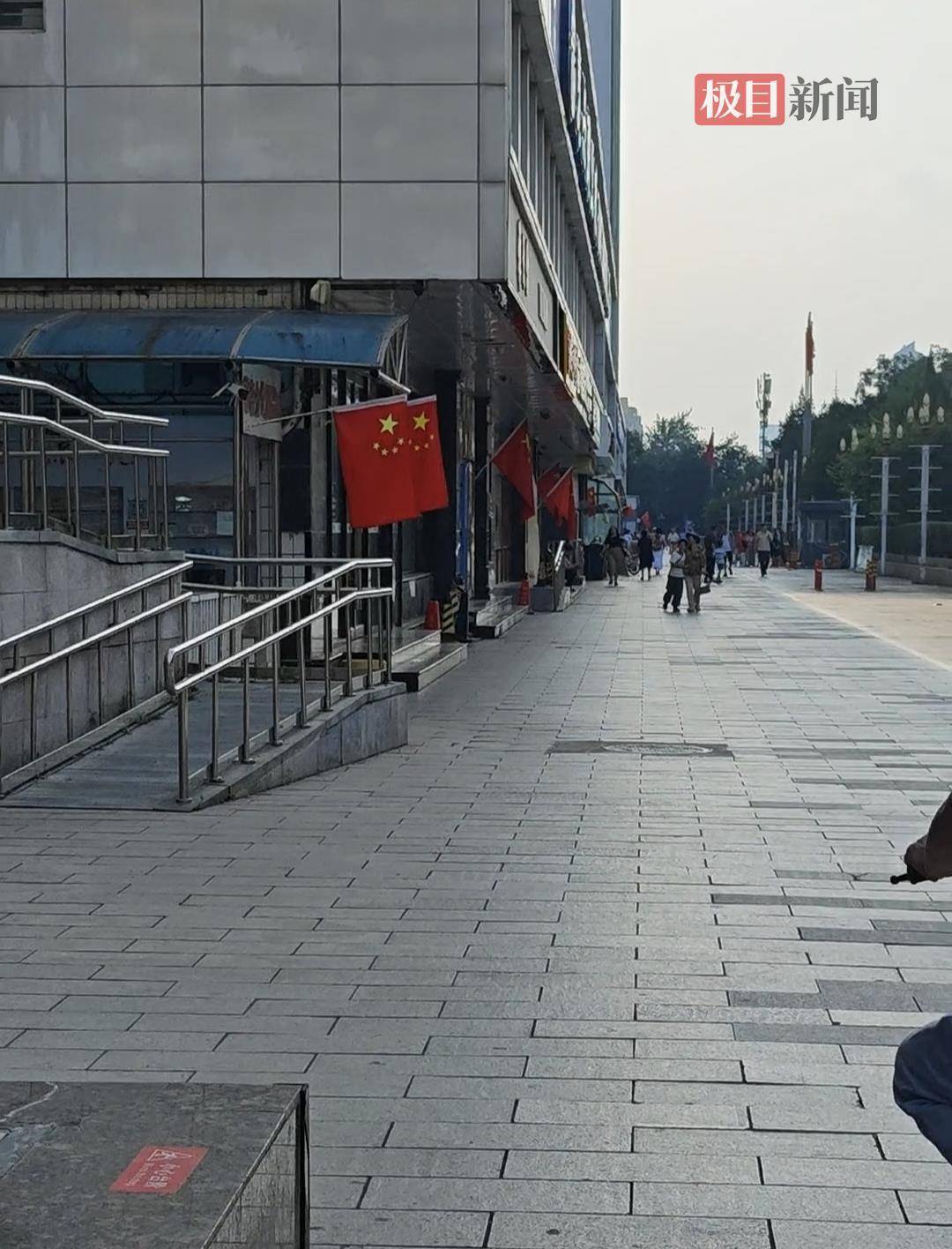 英雄联盟：LA LIGUE FRANCAISE(5场3胜）_九三阅兵前的北京复兴门外大街：街头店铺挂满五星红旗