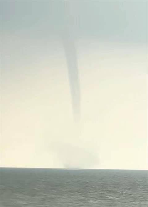 法國甲組聯賽_太湖现罕见“龙吸水”奇观法國甲組聯賽，水柱从湖面直冲云霄，目击者：持续数分钟后下起大雨