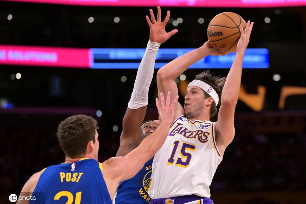 皇冠皇冠平台_季前赛-詹姆斯库里休战里夫斯21分 湖人胜勇士