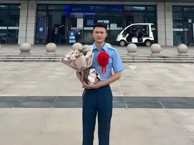 皇冠信用网开户_牛！退役半个月皇冠信用网开户，他第三次入伍！