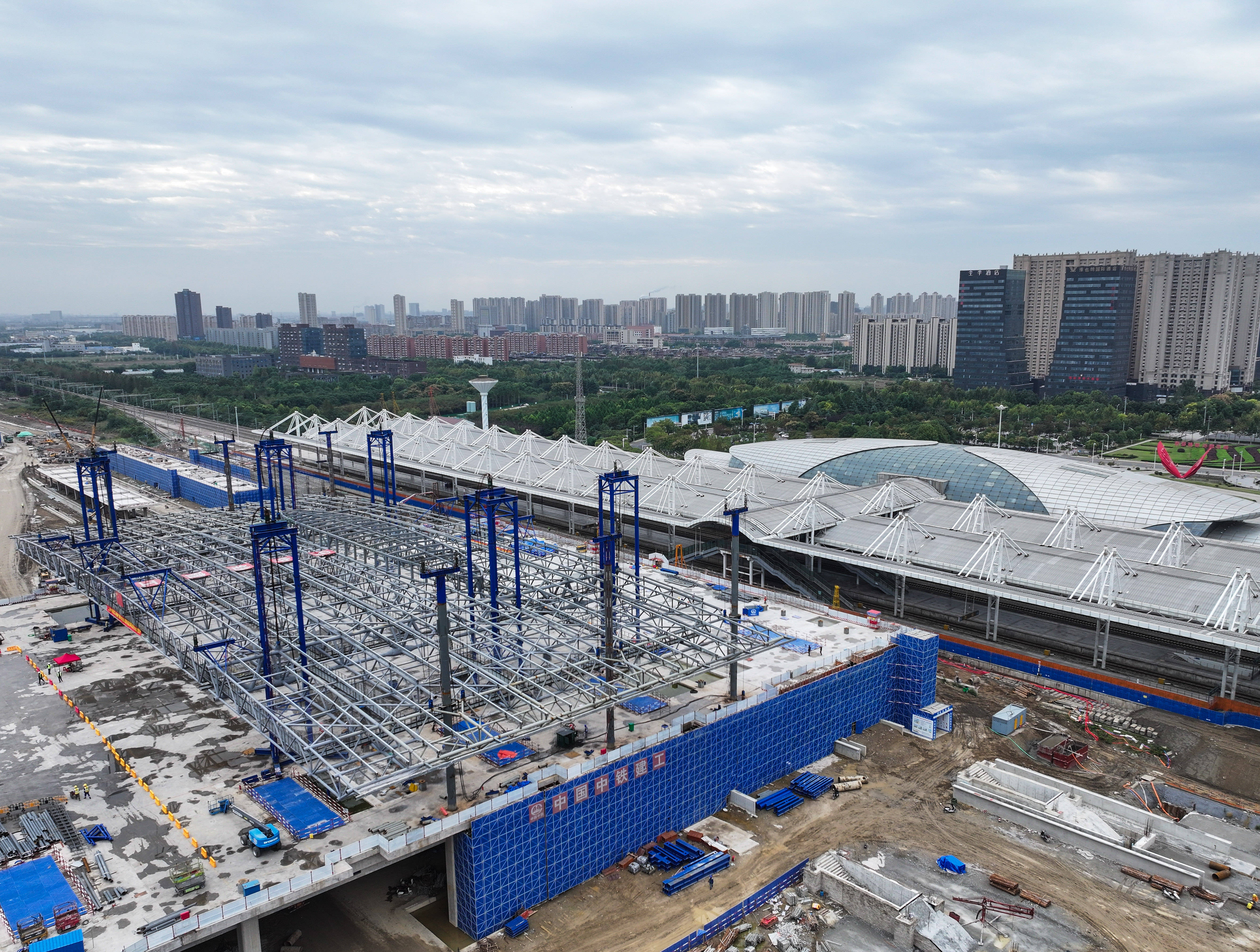 皇冠皇冠信用平台_新建上海至南京至合肥高铁南通站高架站房钢结构顺利提升