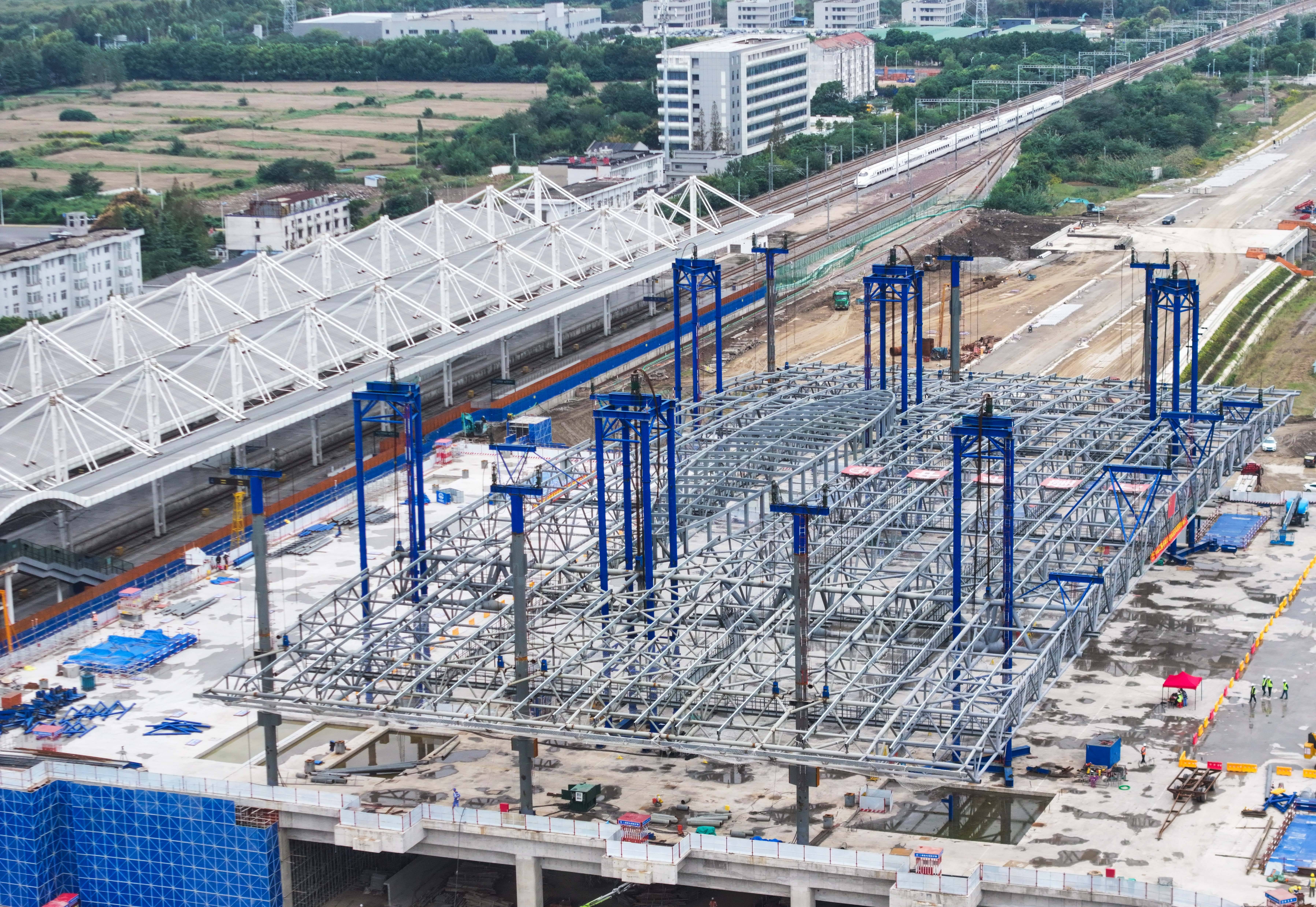 皇冠皇冠信用平台_新建上海至南京至合肥高铁南通站高架站房钢结构顺利提升