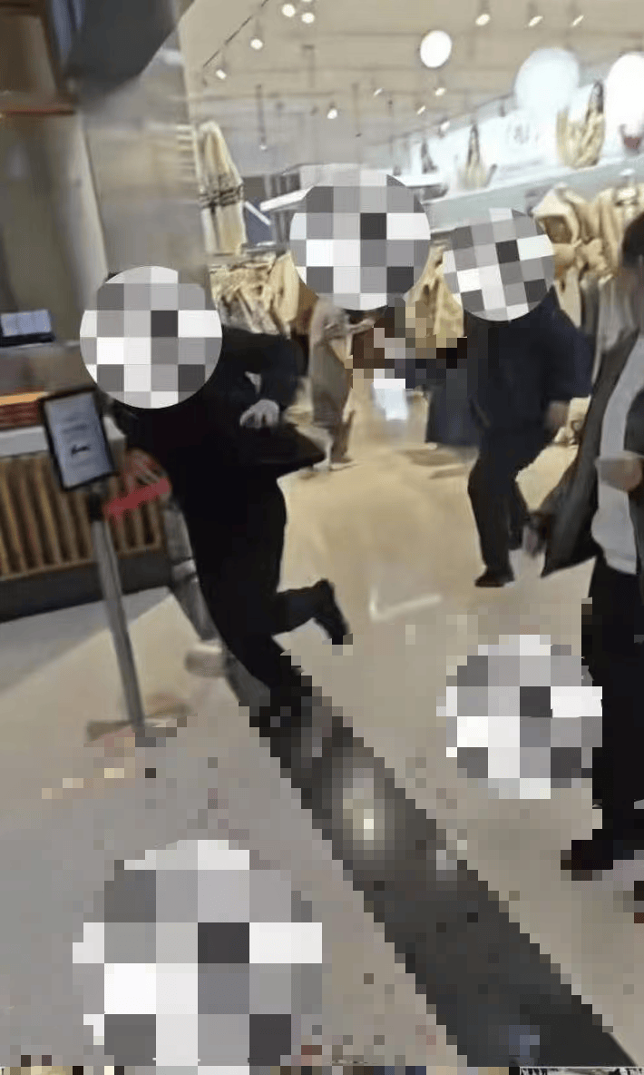 皇冠信用盘
_许昌胖东来生活广场内突发伤人事件皇冠信用盘
,嫌疑人已被当场抓获,工作人员:目前正常开业