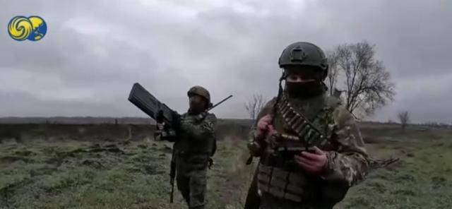 皇冠信用盘注册_俄军摩托车冲锋队突击红军城：穿插乌军阵地皇冠信用盘注册，对纵深目标迂回渗透