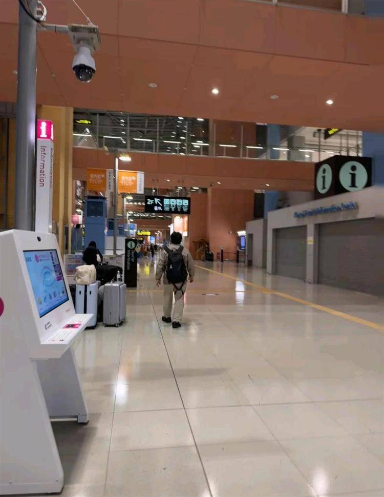 皇冠信用網在哪里开通_日本机场挤满了回国的人：有中国游客提前结束行程回国皇冠信用網在哪里开通，整趟航班满座，还有人称已辞工返华