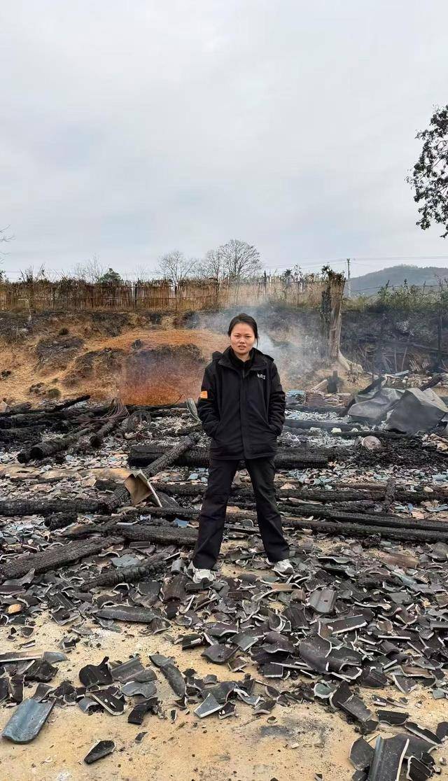 怎么开皇冠信用平台
_房子被大火烧光怎么开皇冠信用平台
,女子淡定微笑与废墟合影,“只要我爸妈平安!”