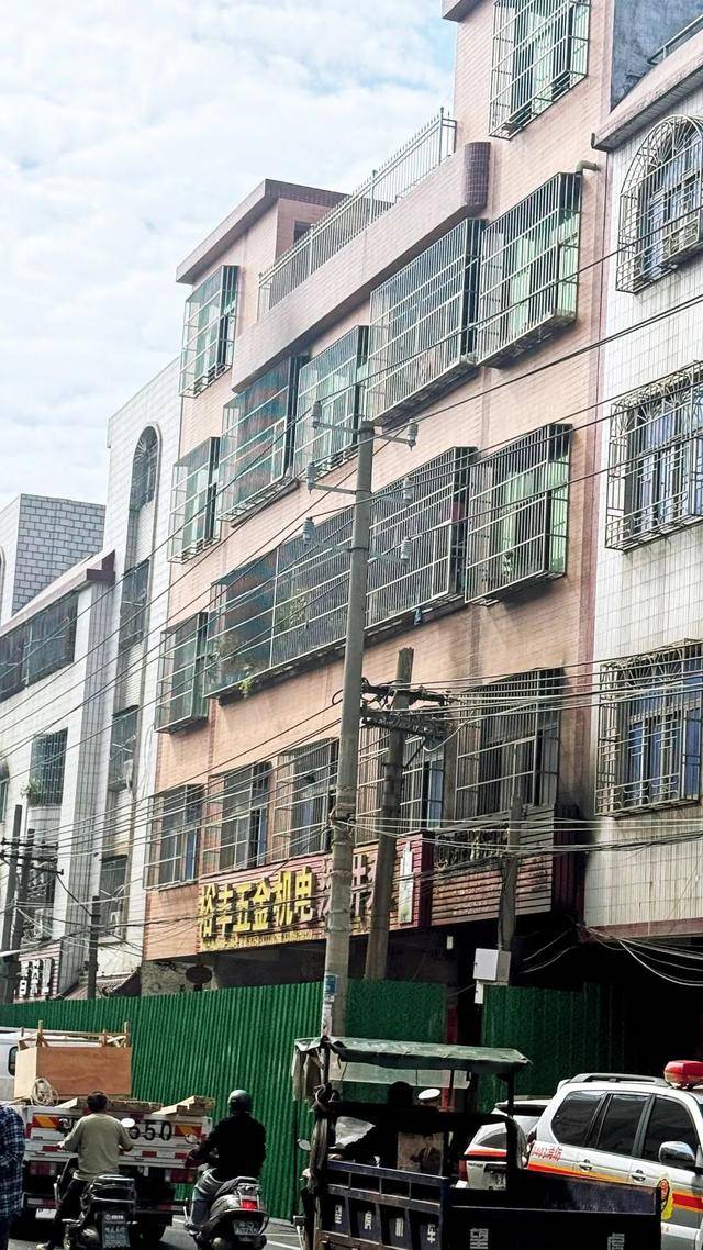 皇冠足球平台代理
_一家四代12人皇冠足球平台代理
,火灾中丧生背后