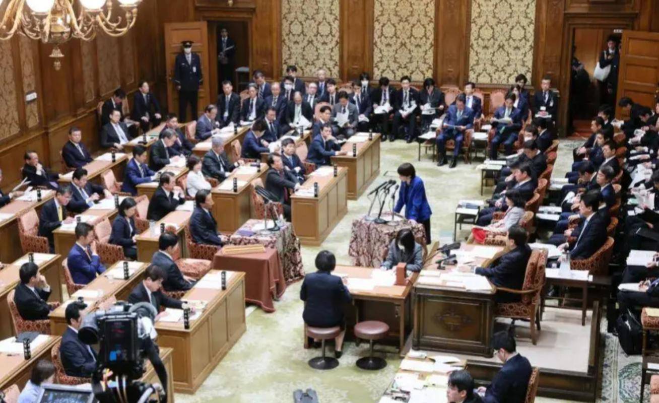 足球大小_高市早苗真的悔悟了足球大小,承认自己的表态超越了日本政府的传统立场,想让中方再给一次机会