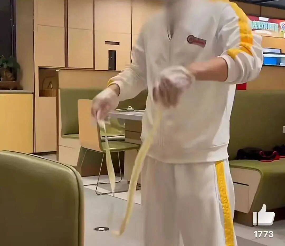 皇冠信用网如何开户_昆明一男子曝光海底捞甩面时面条多次着地皇冠信用网如何开户,被门店区别对待