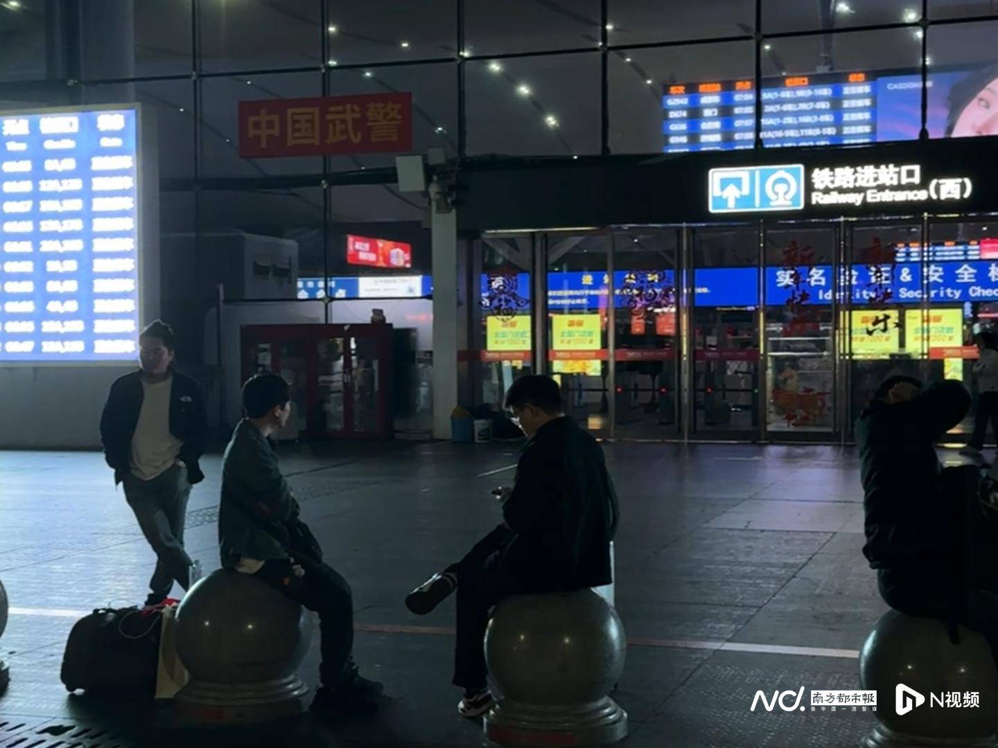 皇冠信用平台出租出售_跑了八小时只赚25块:他把自己从酒里开出来皇冠信用平台出租出售,也把年开回家