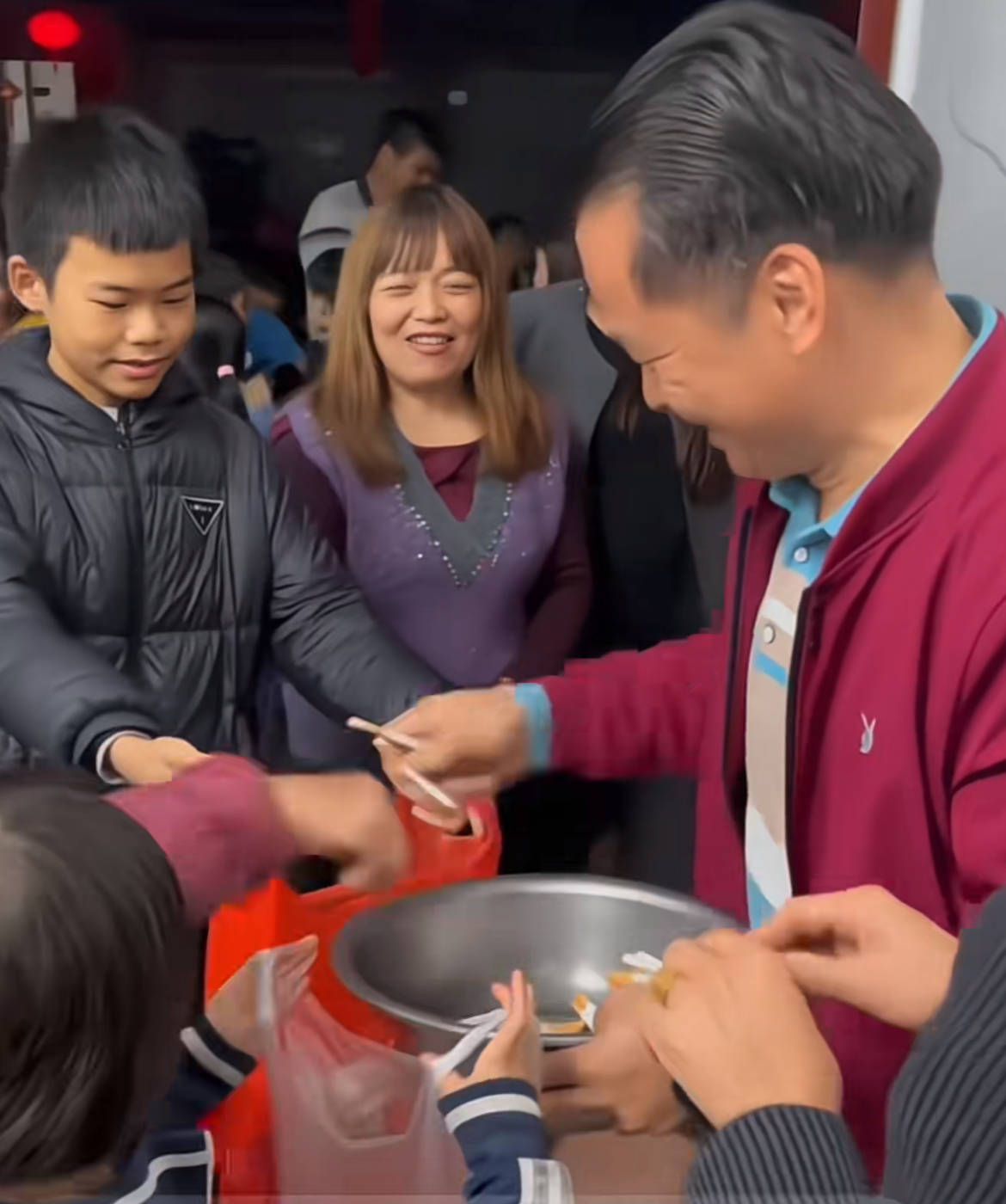 皇冠信用网会员申请网址
_“叔公发烟皇冠信用网会员申请网址
,千子万孙!”广东小朋友蜂拥上门闹元宵年味爆棚,拍摄者:庆祝新婚的习俗