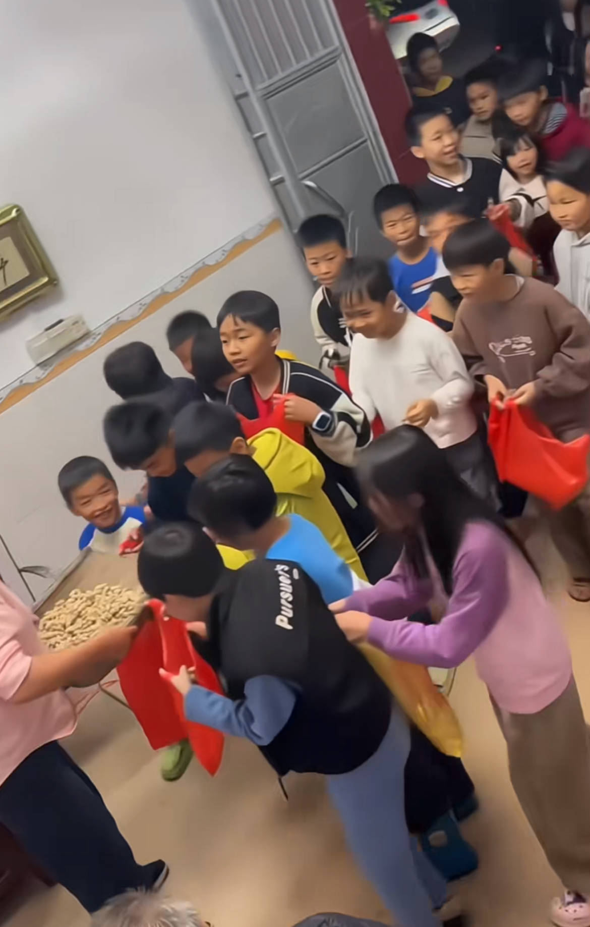 皇冠信用网会员申请网址
_“叔公发烟皇冠信用网会员申请网址
,千子万孙!”广东小朋友蜂拥上门闹元宵年味爆棚,拍摄者:庆祝新婚的习俗