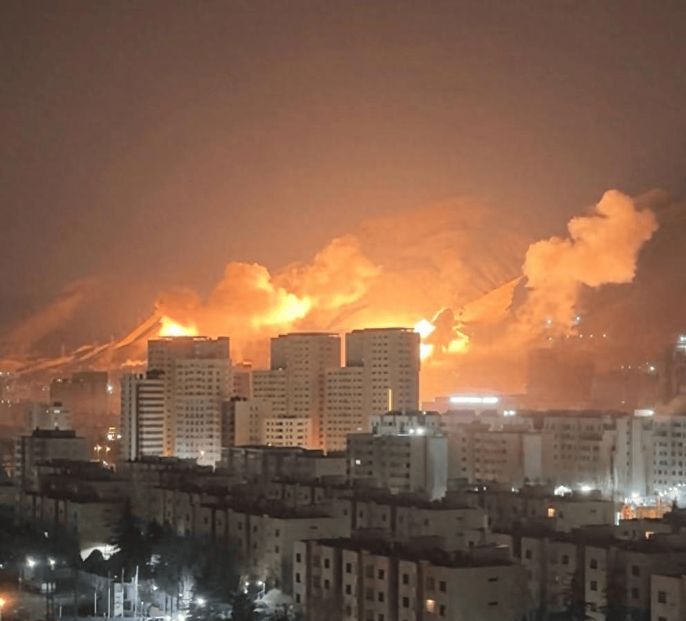 正网皇冠信用网
_破釜沉舟!伊朗发射子母弹猛轰正网皇冠信用网
,击落37架无人机,中东被炸成火海