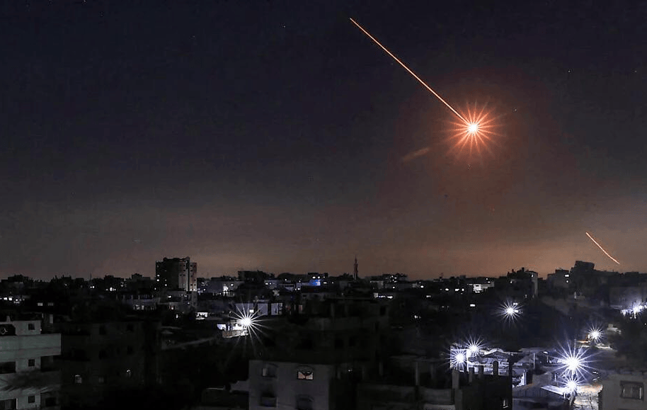 正网皇冠信用网
_破釜沉舟!伊朗发射子母弹猛轰正网皇冠信用网
,击落37架无人机,中东被炸成火海