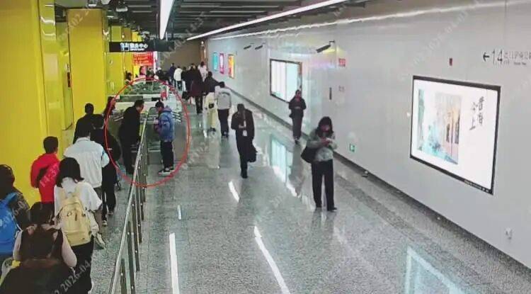 世界杯足球平台代理_快递员将7999元的手机放门口世界杯足球平台代理，买家没收到！20多天后，手机自己“报警”了